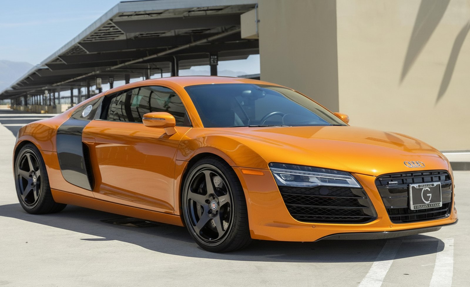 Кастомные чёрные диски на оранжевом Audi R8 — профессиональный AI-рендер
