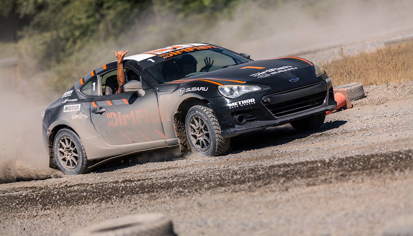 Subaru BRZ в ливрее DirtFish в заносе на гравийной раллийной трассе